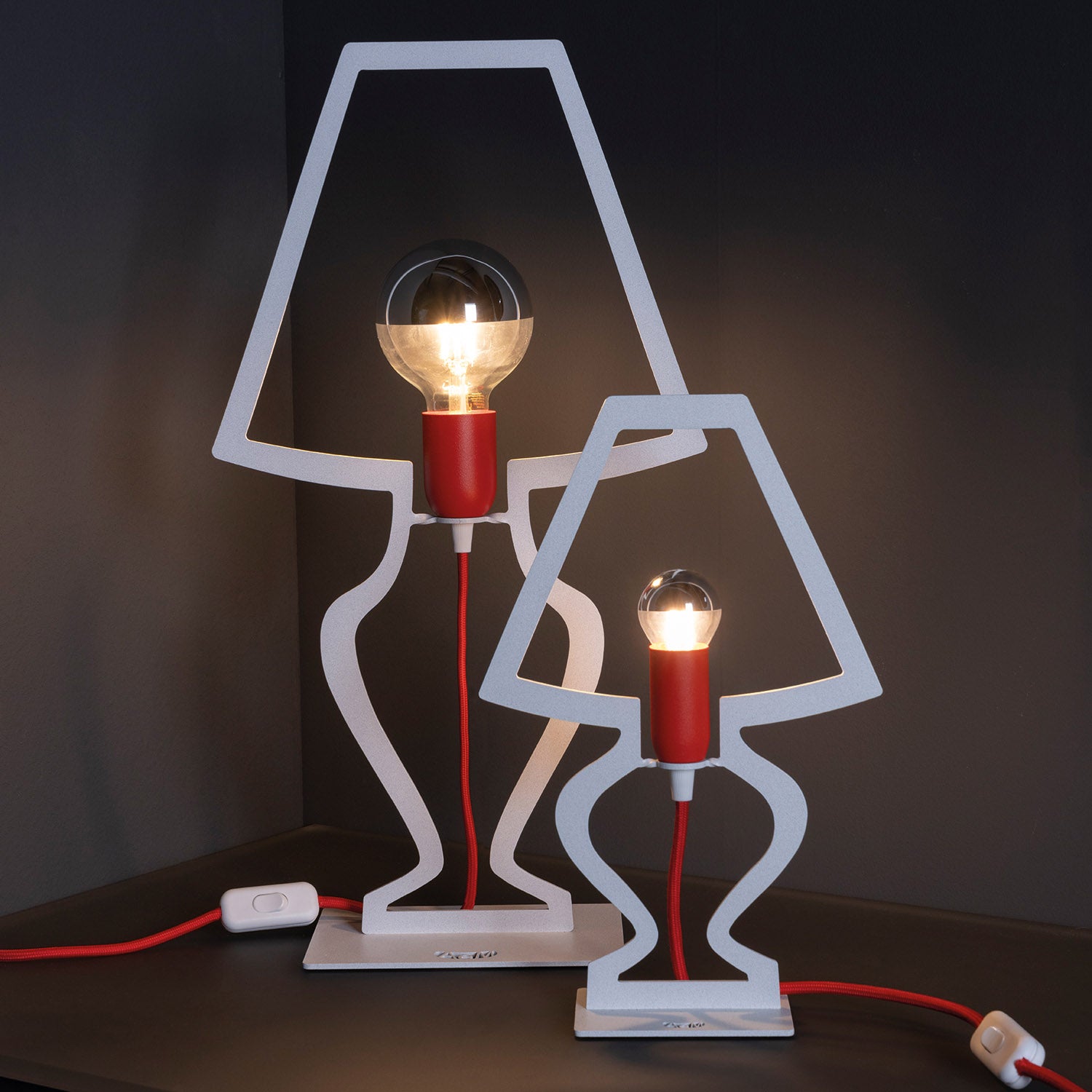 arti-mestieri-lampada-da-tavolo-silhouette-grande-30x54-cm-bianca-e-rossa image 4