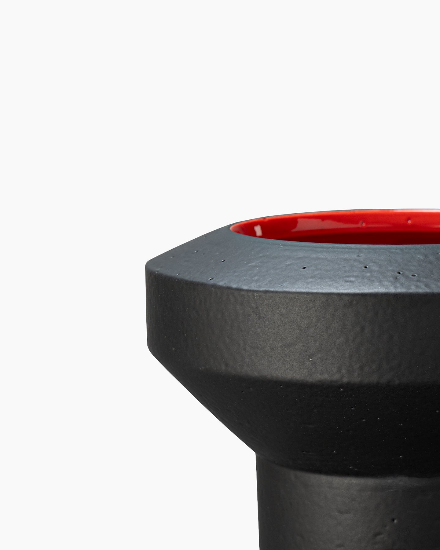 bitossi-ceramiche-bolo-vaso-cilindrico-nero-matt-rosso-arik-levy image 3