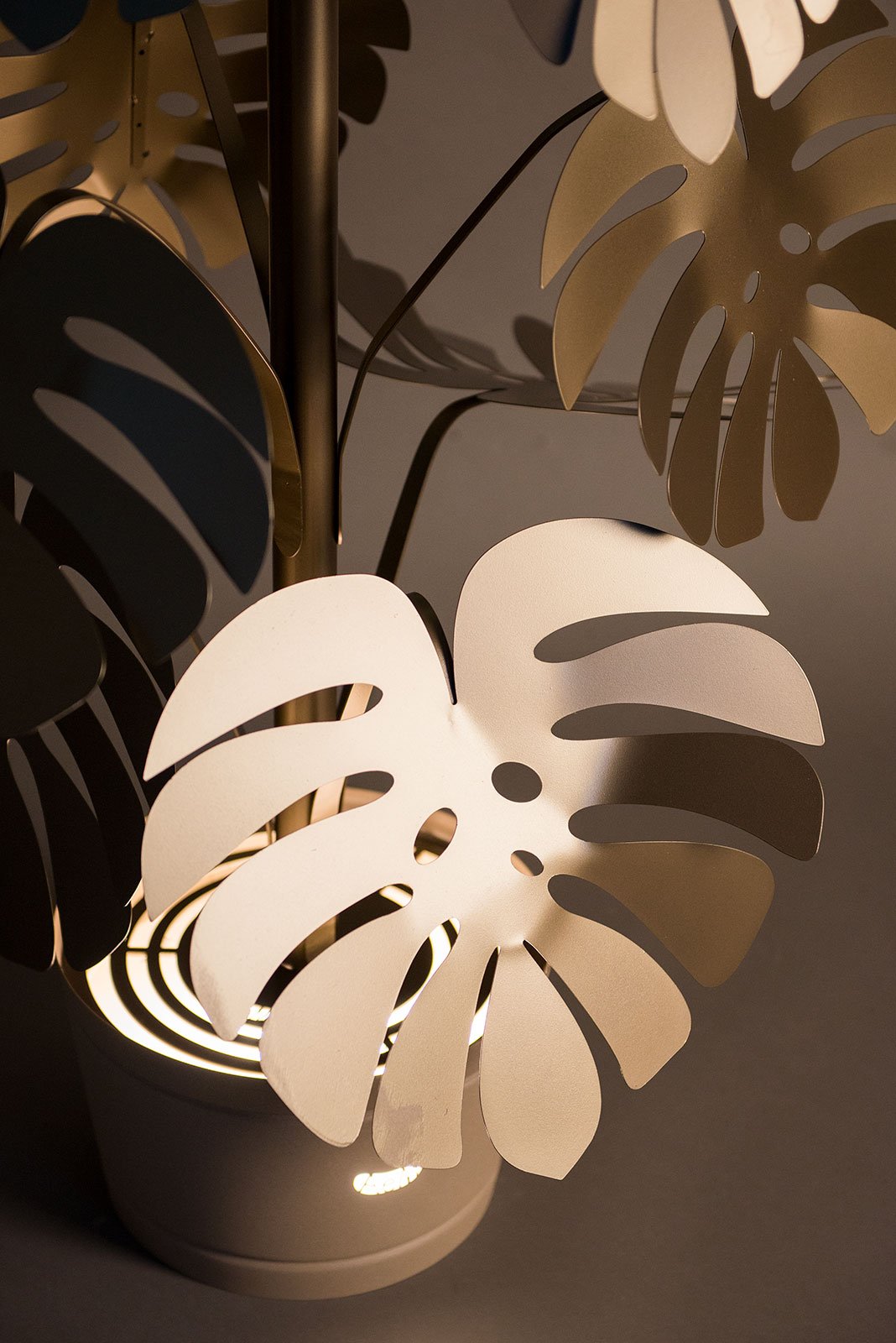 arti-mestieri-lampada-da-terra-moderna-monstera-grande image 4