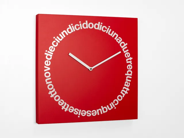 progetti-dodici-orologio-da-parete-design-lettere-in-legno-by-alberto-sala image 1