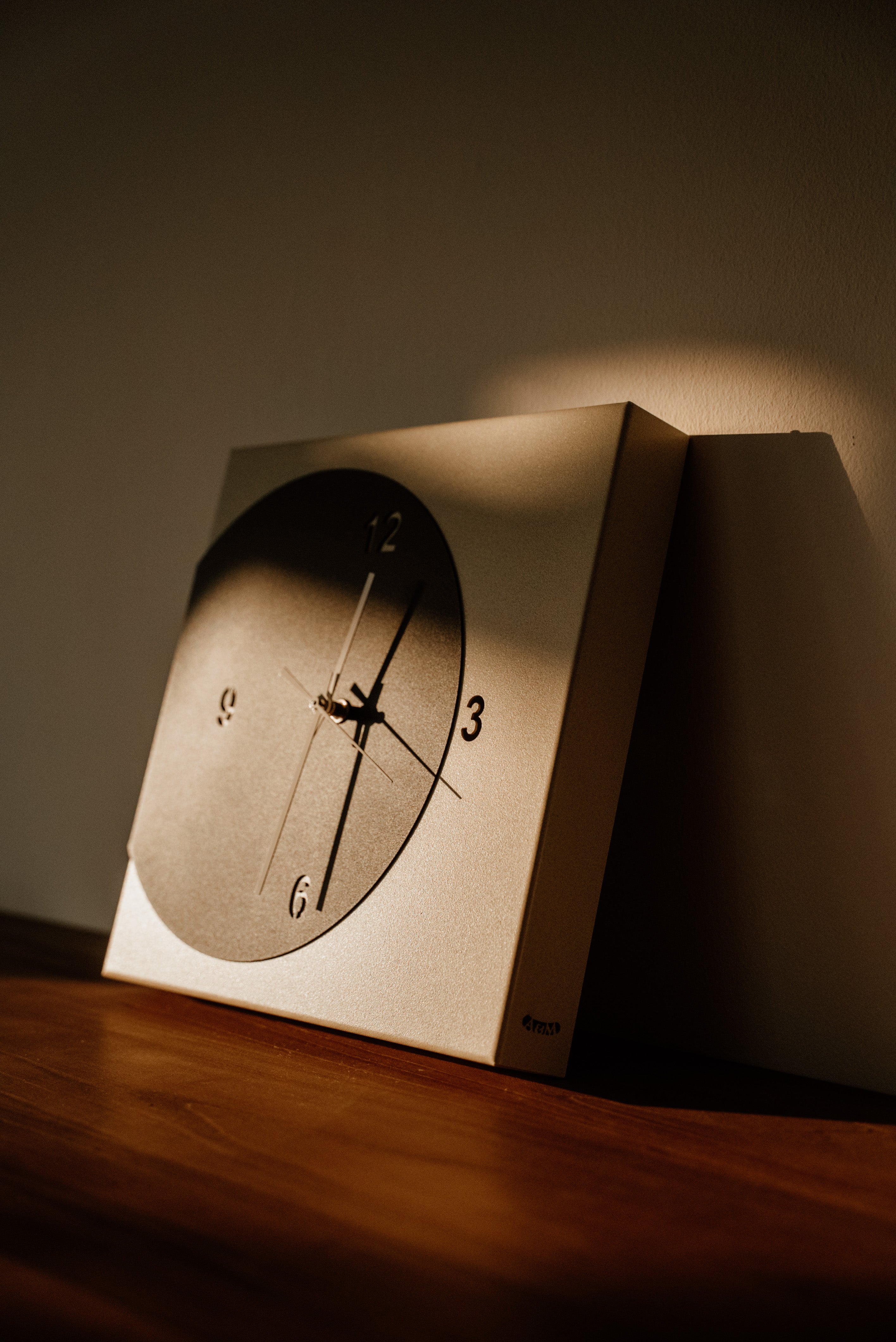 arti-mestieri-amos-ecleo-orologio-minimal-da-parete image 4