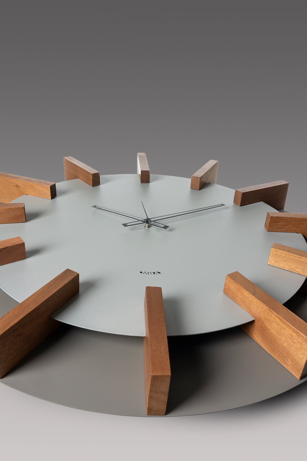 arti-mestieri-timon-orologio-da-parete-in-ferro-e-legno image 3