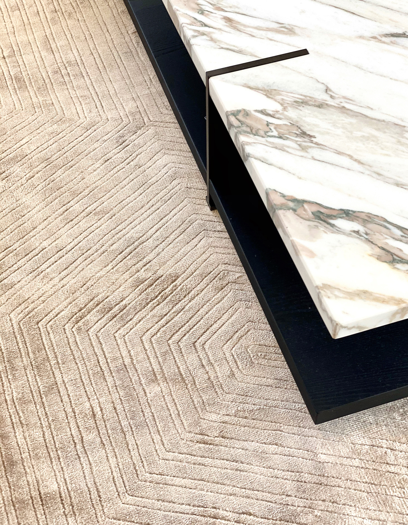 illulian-curved-tappeto-di-design-essential-collection-versione-a image 2