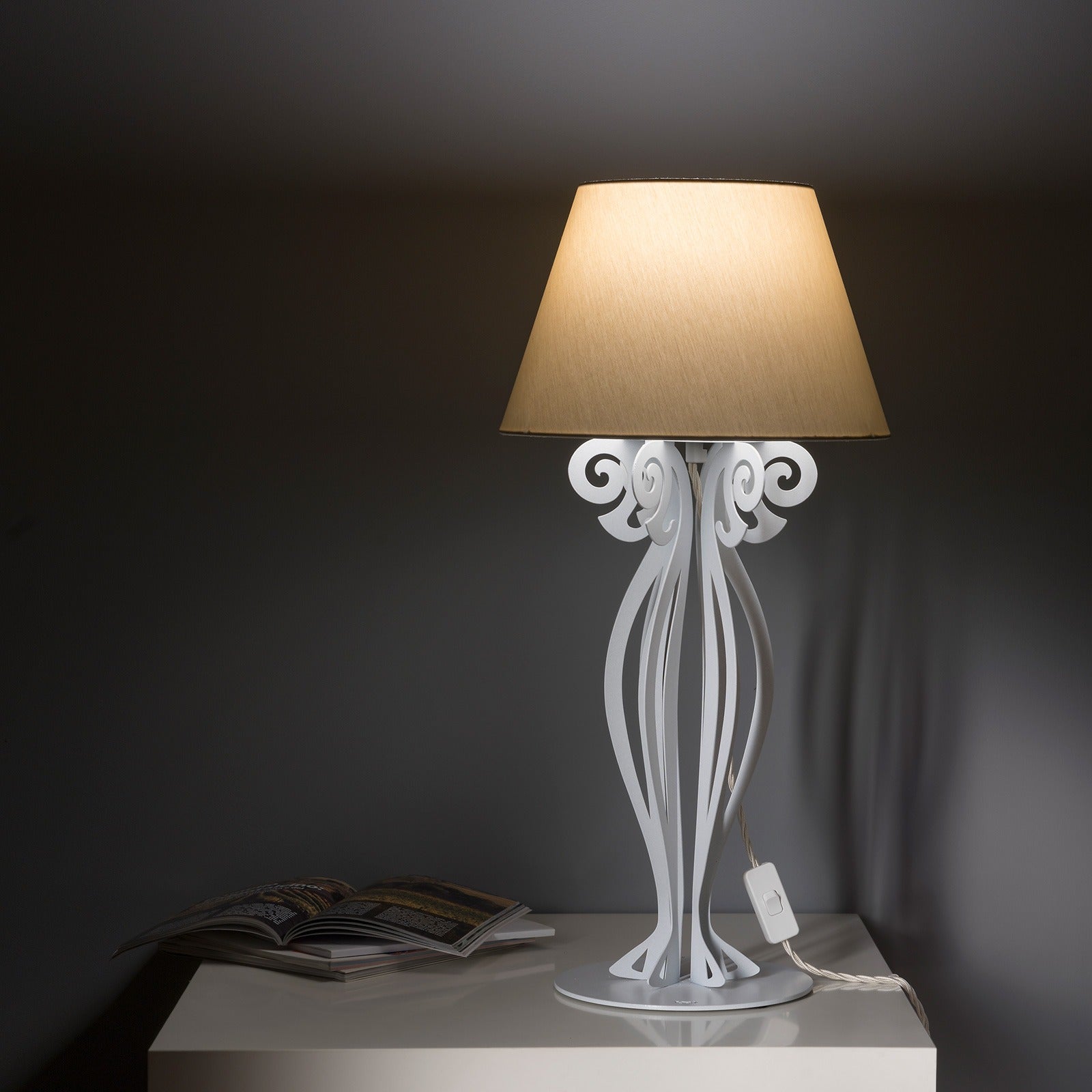 arti-mestieri-circeo-bassa-lampada-da-tavolo-con-paralume image 4